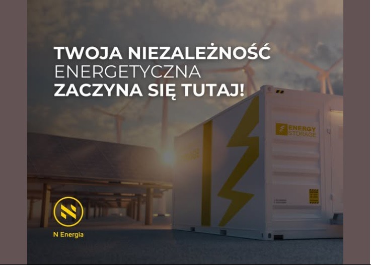 Grafika reklamowa prezentująca magazyn energii z żółtym symbolem błyskawicy na tle farmy fotowoltaicznej i turbin wiatrowych, z hasłem 'Twoja niezależność energetyczna zaczyna się tutaj!' i logo...