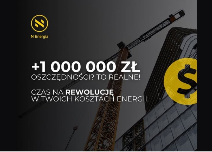 Grafika reklamowa firmy N Energia z hasłem o oszczędnościach w kosztach energii, na tle dźwigu budowlanego i budynku biurowego.