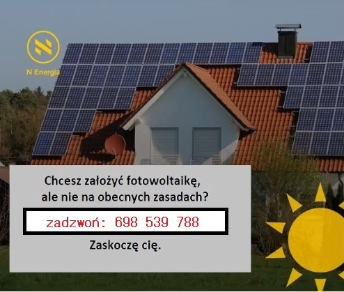 Dom jednorodzinny z panelami słonecznymi na dachu, reklama firmy z numerem telefonu.