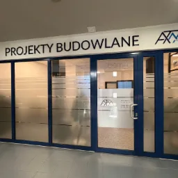 Wejście do biura projektów budowlanych ATM Molenda z niebieską stolarką okienną i częściowo matowymi szybami, widoczny napis 'Projekty Budowlane' nad wejściem oraz numerek 70.