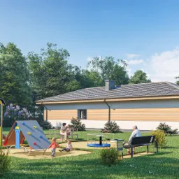 Wizualizacja domu jednorodzinnego z placem zabaw, przedstawiająca budynek z beżową elewacją i ciemną dachówką, otoczony zielenią, z kolorowym zestawem zabaw dla dzieci, karuzelą i ławeczkami,...