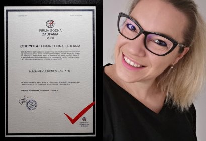 Uśmiechnięta kobieta w okularach pozuje obok oprawionego certyfikatu 'Firma Godna Zaufania 2020' dla Aleja Nieruchomości Sp. z o.o.