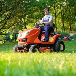 Oferujemy strzyżenie trawy własnym sprzętem np. Traktorek, Kosy spalinowe, Kosiarki, Traktor z kosiarką bijakową, Wertykulator itp. 