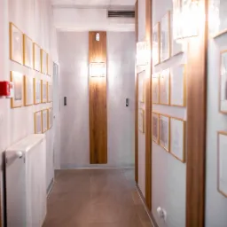 korytarz kliniki dyplomy