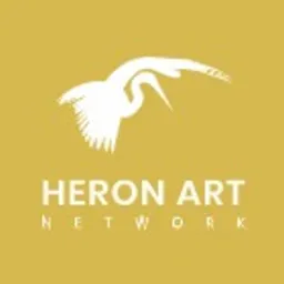 Logo firmy Heron Art Network przedstawiające białego czapla w locie na złotym tle.