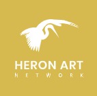 Logo firmy Heron Art Network przedstawiające białego czapla w locie na złotym tle.