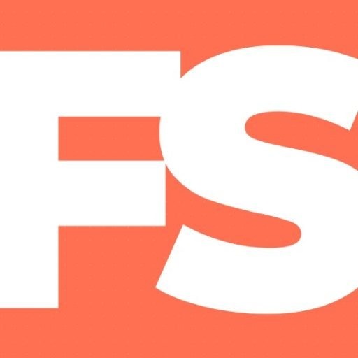 Minimalistyczne logo FS na koralowym tle.