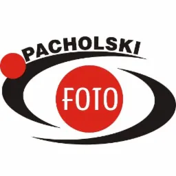 Logo firmy fotograficznej PACHOLSKI FOTO, z czarnymi elementami graficznymi przypominającymi oko i czerwonym okręgiem z napisem FOTO w środku.