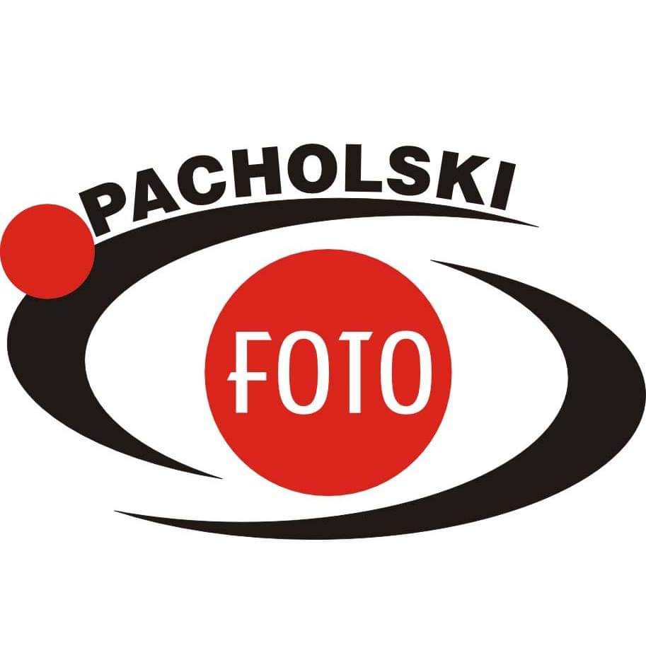 Logo firmy fotograficznej PACHOLSKI FOTO, z czarnymi elementami graficznymi przypominającymi oko i czerwonym okręgiem z napisem FOTO w środku.