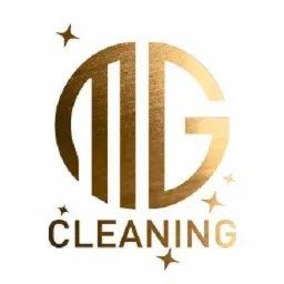 Złote logo firmy sprzątającej MG Cleaning na białym tle, z stylizowanymi gwiazdkami.