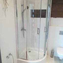 Wykonanie półek montaż WC Firmy Geberit 
Położenie glazury oraz montaż kabiny prysznicowej 
Gdańsk 2018