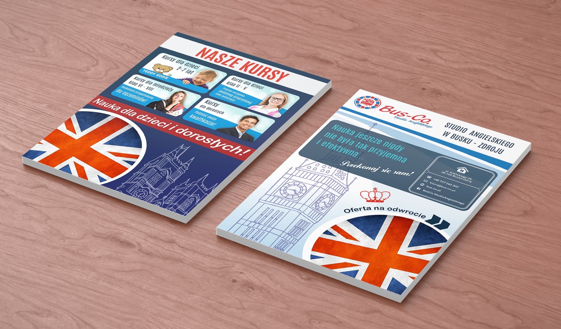 Dwa projekty ulotek reklamowych szkoły językowej z motywami brytyjskimi, leżące na drewnianym stole, prezentujące ofertę kursów dla dzieci i dorosłych oraz dane kontaktowe.