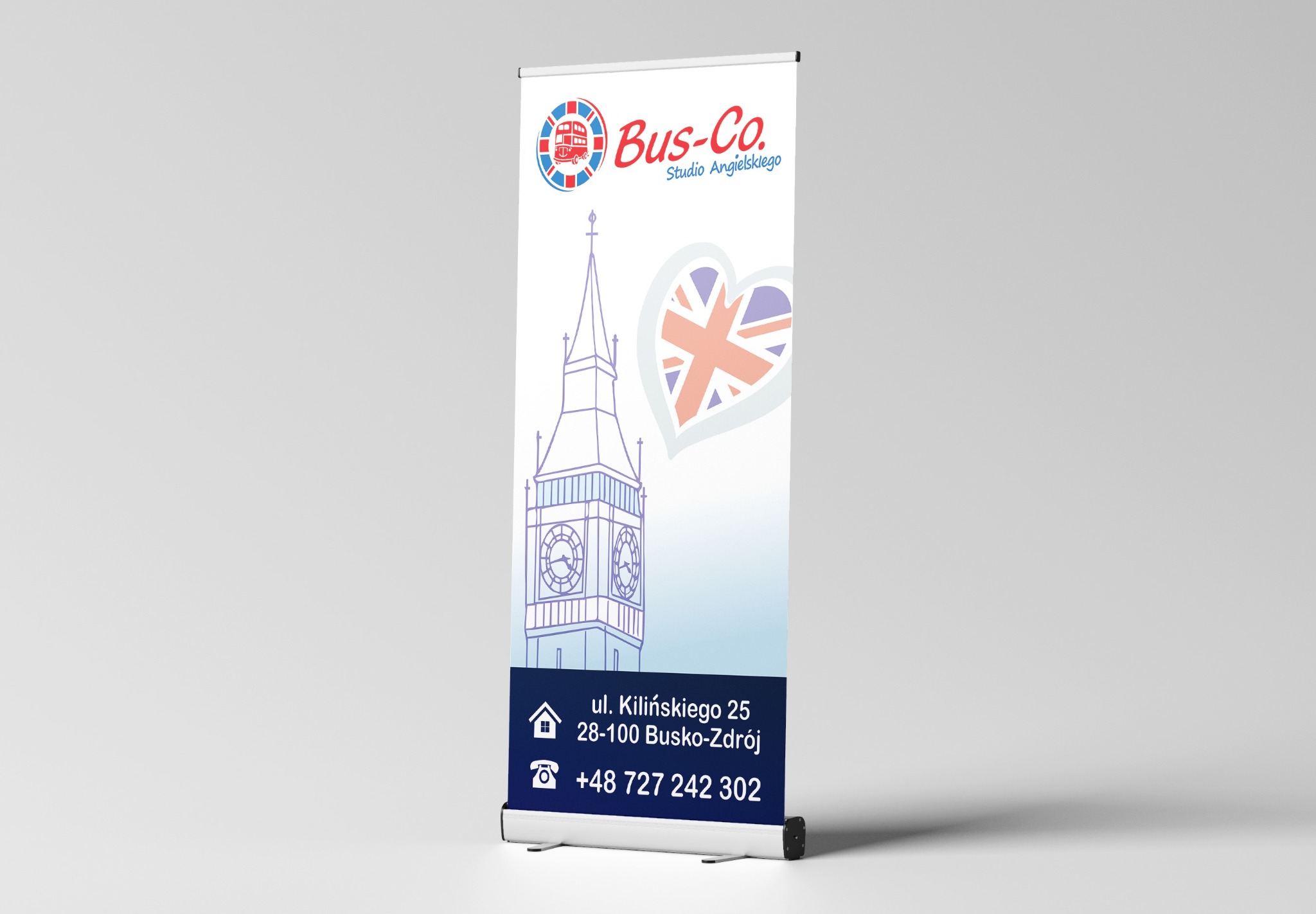 Roll-up reklamowy szkoły językowej z logotypem, szkicem Big Bena i sercem z flagą brytyjską na białym tle, prezentowany w studiu.
