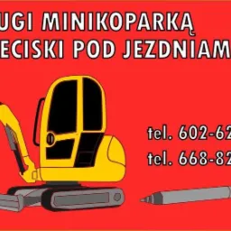 Grafika wektorowa przedstawiająca minikoparkę i narzędzie do przecisków pod jezdniami, z informacją o usługach i numerami telefonów na czerwonym tle.
