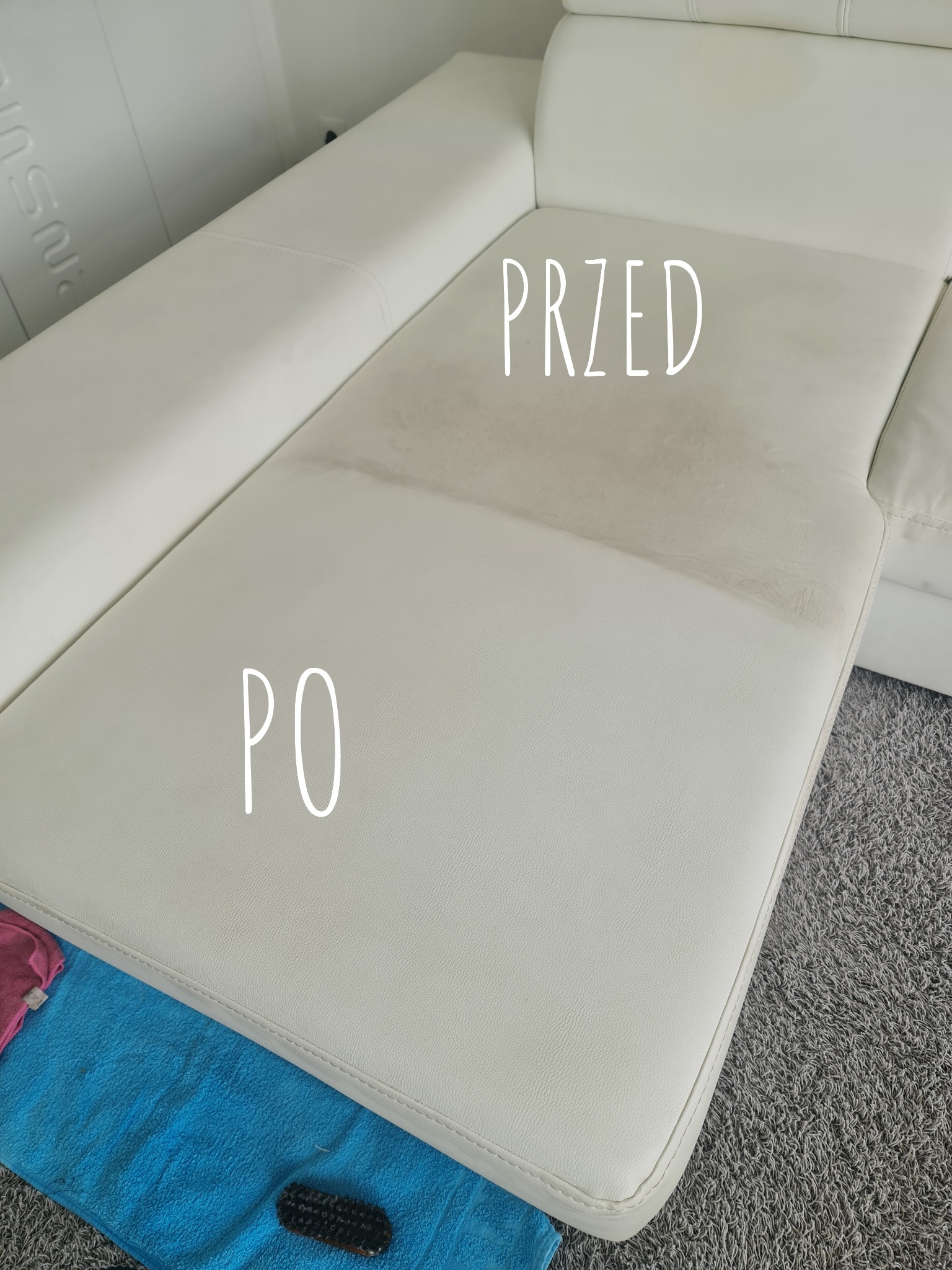 Biała skórzana kanapa z widoczną różnicą między obszarem przed i po czyszczeniu, z napisem 'PRZED' nad brudną częścią i 'PO' nad czystą, niebieska ściereczka i szczotka w rogu.