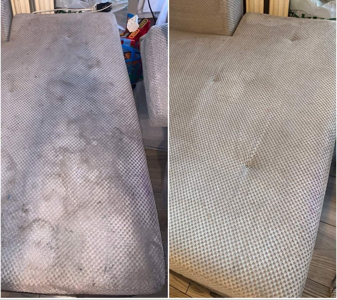 Porównanie stanu sofy przed i po czyszczeniu tapicerki w Rybniku: widoczna wyraźna różnica w kolorze i usunięciu zabrudzeń na jasnej, teksturowanej tkaninie.