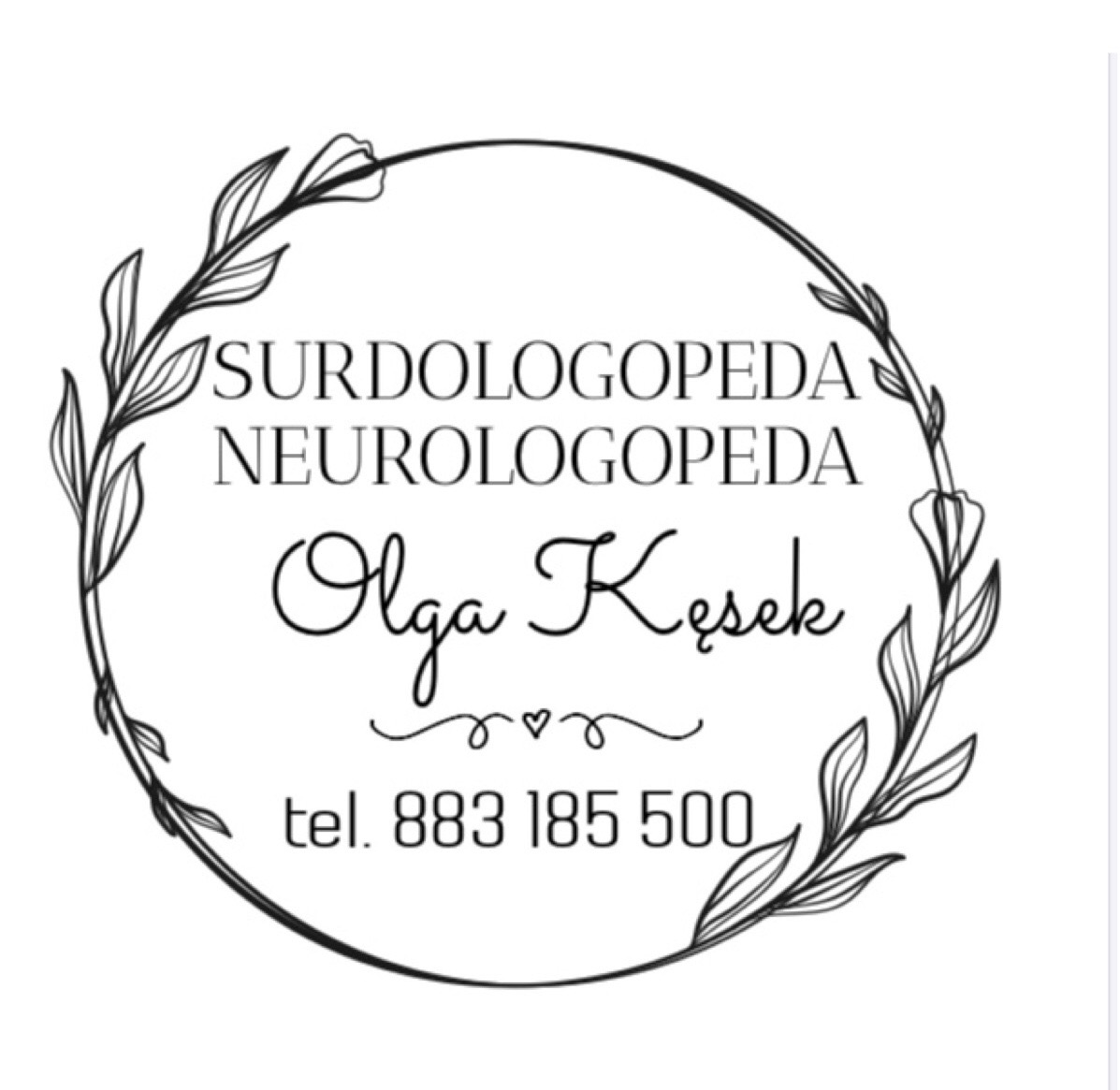 Logo gabinetu specjalizującego się w surdologopedii i neurologopedii, imię i nazwisko Olga Kęsek, numer telefonu otoczone minimalistyczną ramką z gałązek.