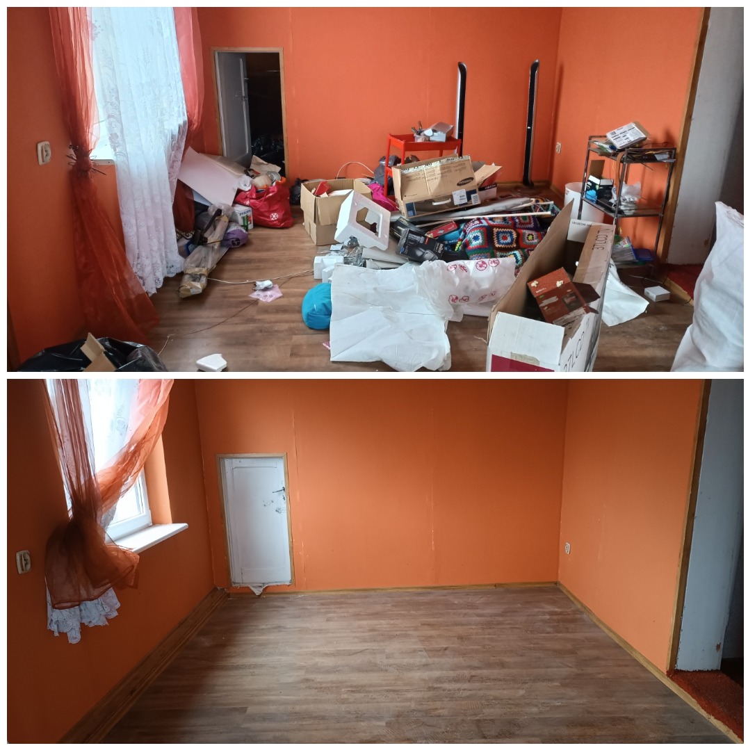 Pomieszczenie w kolorze pomarańczowym, widok przed i po uprzątnięciu, z widocznymi kartonami, workami i przedmiotami osobistymi przed sprzątaniem oraz puste pomieszczenie po usunięciu zawartości.