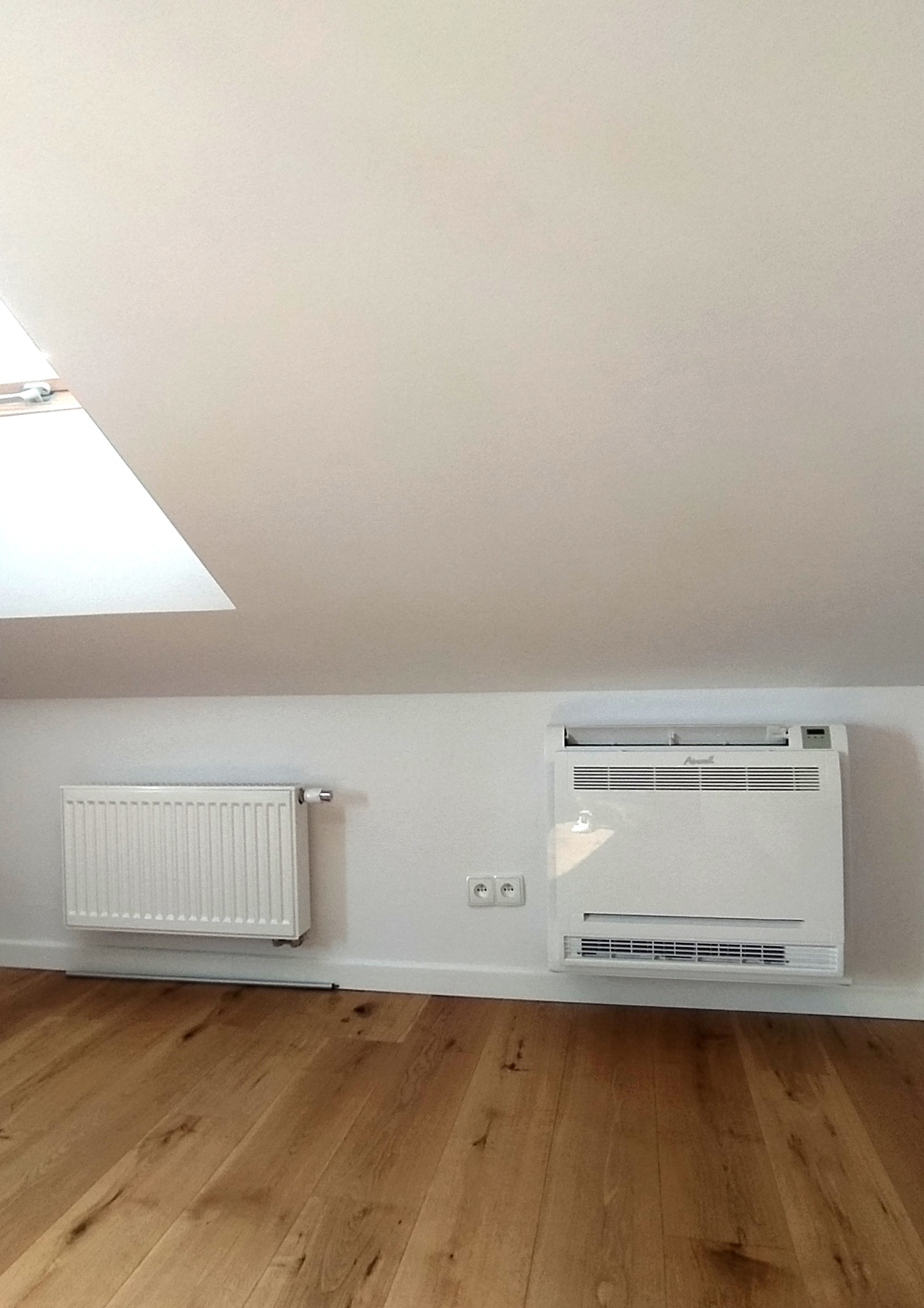 Przykładowy montaż klimatyzatora przypodłogowego do pomieszczeń z sufitem skośnym.