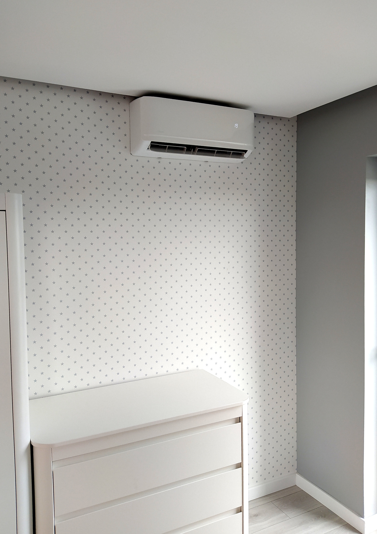 Montaż bez widocznych rur po wcześniejszym umieszczeniu instalacji w ścianie.