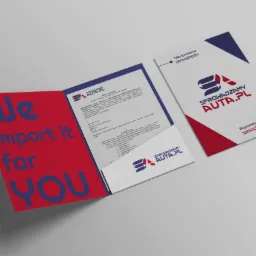 Otwarta teczka z dokumentami firmy SPROWADZAMY AUTA.PL w kolorach czerwonym i niebieskim, obok zamknięta teczka z logo firmy na szarym tle.