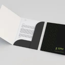 Otwarta biała teczka z dokumentami z logo GPH Invest, obok zamknięta czarna teczka z zielonym wzorem strzałek i logo firmy.