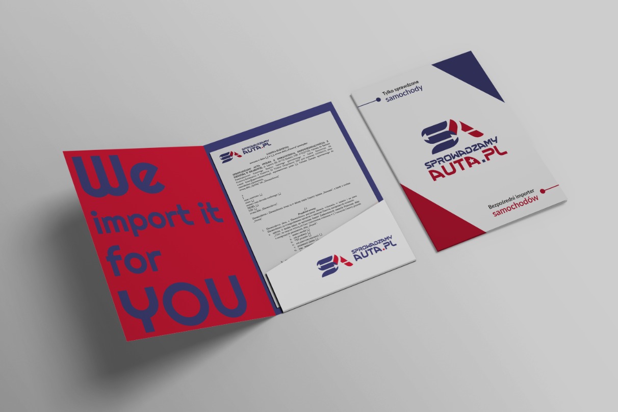 Otwarta teczka z dokumentami firmy SPROWADZAMY AUTA.PL w kolorach czerwonym i niebieskim, obok zamknięta teczka z logo firmy na szarym tle.