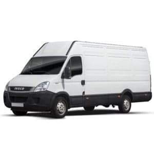 Biały samochód dostawczy Iveco Daily z wysokim dachem, zaparkowany na białym tle, widziany z boku, z lekkim cieniem pod pojazdem.