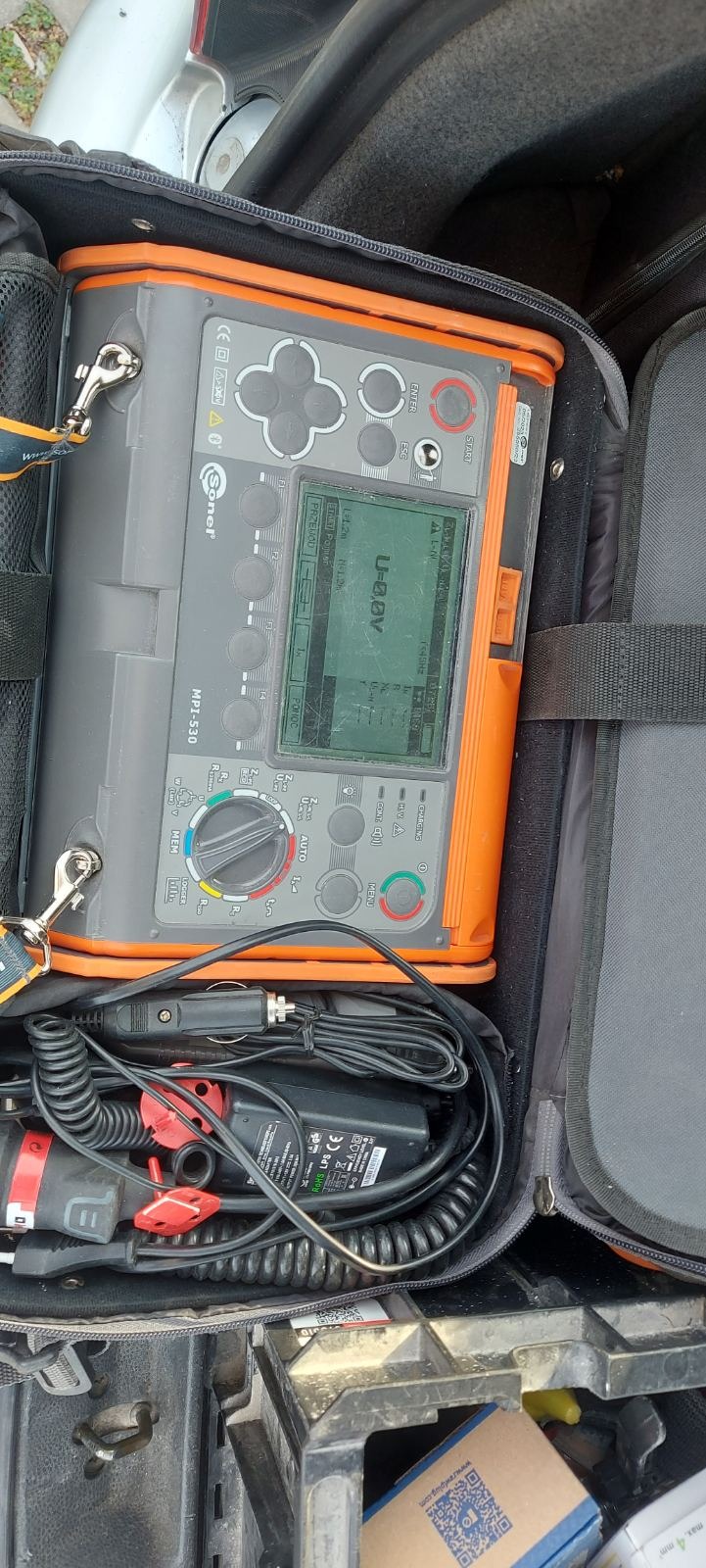 Miernik elektryczny Sonel MPI-530 w torbie transportowej, wraz z przewodami i akcesoriami, gotowy do pomiarów elektrycznych w Warszawie.