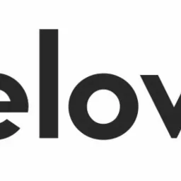 Logo firmy 'stelovisual' z abstrakcyjnym symbolem nawiasów ostrych w gradientach turkusowo-pomarańczowych i szarą kreską pośrodku, oraz czarnym napisem nazwy firmy z małą turkusową kropką na końcu.