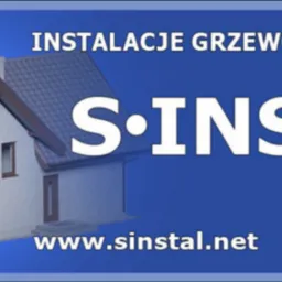 Model domu w przekroju prezentujący instalacje grzewcze i sanitarne, widoczne rury i grzejniki, na niebieskim tle logo firmy S-INSTAL z danymi kontaktowymi.