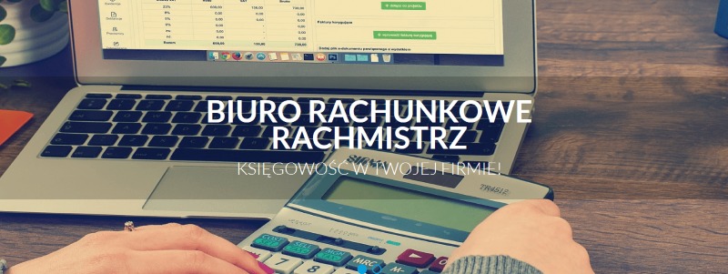 Kalkulator w dłoniach nad klawiaturą laptopa z otwartym arkuszem kalkulacyjnym na drewnianym biurku.