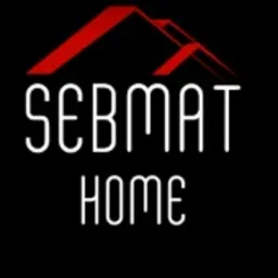 Logo firmy SEBMAT HOME z czerwonym symbolem dachu nad nazwą, na czarnym tle.