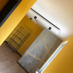 Żółte ściany z szarą ścianą akcentową z geometrycznymi żółtymi paskami, drewniana podłoga i metalowy regał z drewnianymi półkami w nowoczesnym wnętrzu.