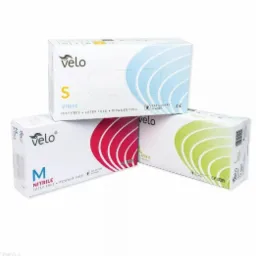 Trzy pudełka rękawic ochronnych Velo: winylowe w rozmiarze S, nitrylowe w rozmiarze M i lateksowe, ułożone jedno na drugim na białym tle.