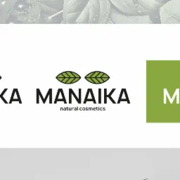 Wizualizacja marki naturalnych kosmetyków MANAIKA: logo na tle liści z kroplami, wariant logo z liśćmi, butelka z pompką i pudełko z minimalistycznym wzorem.