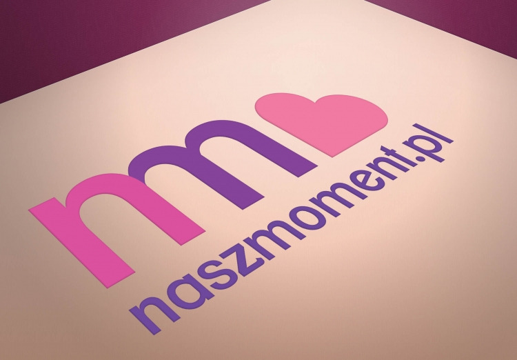 Grafika 3D przedstawiająca logo 'naszmoment.pl' w odcieniach fioletu i różu, z sercem zamiast litery 'o', umieszczone na beżowym tle z fioletowym akcentem w rogu.