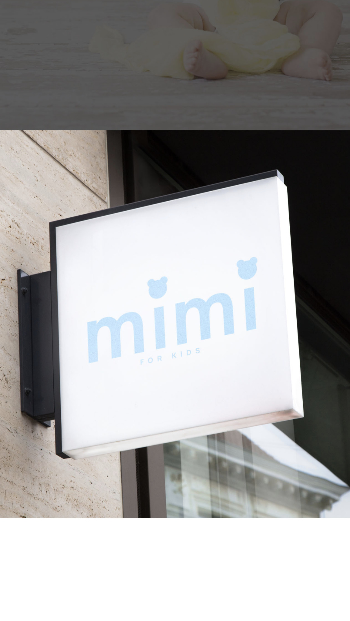 Świecący szyld reklamowy z logo 'mimi for kids' w kolorze jasnoniebieskim, zamontowany na jasnej, teksturowanej ścianie obok okna.