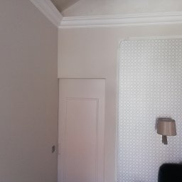 listwy dekoracyjne oraz tapeta między listwami. Ściana z ukrytą ościeżnicą (drzwi przesuwne).