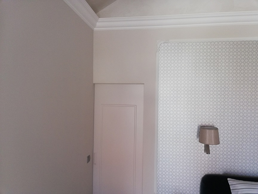 listwy dekoracyjne oraz tapeta między listwami. Ściana z ukrytą ościeżnicą (drzwi przesuwne).