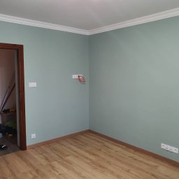 Remont pokoju- szpachlowanie, malowanie, montaż paneli oraz listw przypodłogowych. 