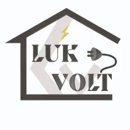 Logo firmy 'LUK VOLT' w kształcie domu z wtyczką i błyskawicą, sugerujące usługi elektryczne.
