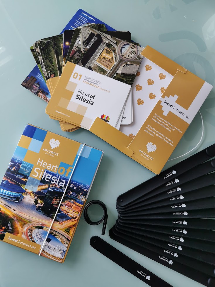 ulotki, teczki, wizytówki, gadżety