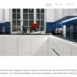 Fragment strony internetowej firmy Lucas, prezentujący nowoczesną kuchnię z białymi szafkami i niebieskimi płytkami na ścianie, oświetloną listwami LED, widok z perspektywy użytkownika...