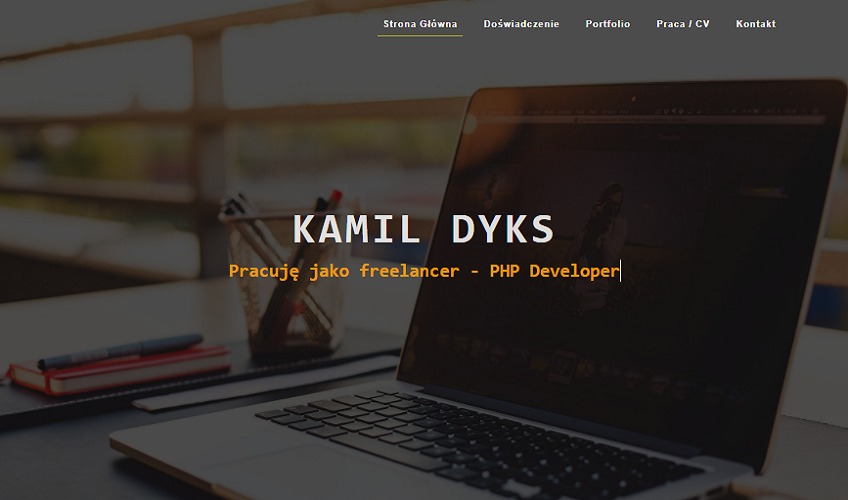 Ekran laptopa wyświetlający stronę internetową z nagłówkiem 'Strona Główna, Doświadczenie, Portfolio, Praca/CV, Kontakt' oraz imieniem i nazwiskiem 'Kamil Dyks' i podpisem 'Pracuję jako freelancer...