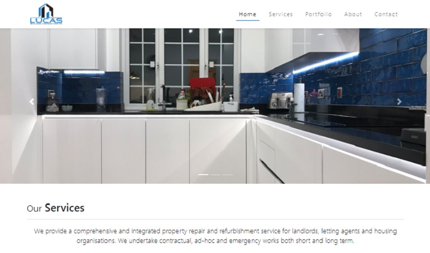 Fragment strony internetowej firmy Lucas, prezentujący nowoczesną kuchnię z białymi szafkami i niebieskimi płytkami na ścianie, oświetloną listwami LED, widok z perspektywy użytkownika...