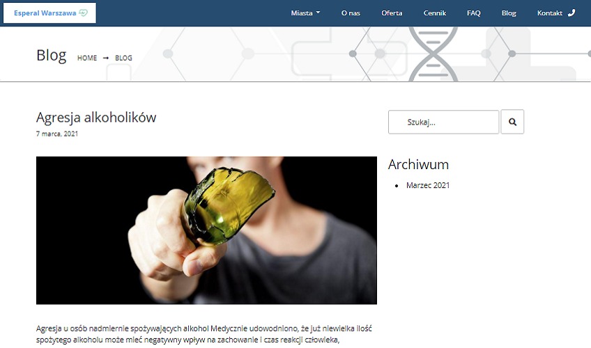 Zdjęcie przedstawia rękę trzymającą rozbitą butelkę, co symbolizuje agresję związaną z alkoholizmem, ilustracja do artykułu na blogu.