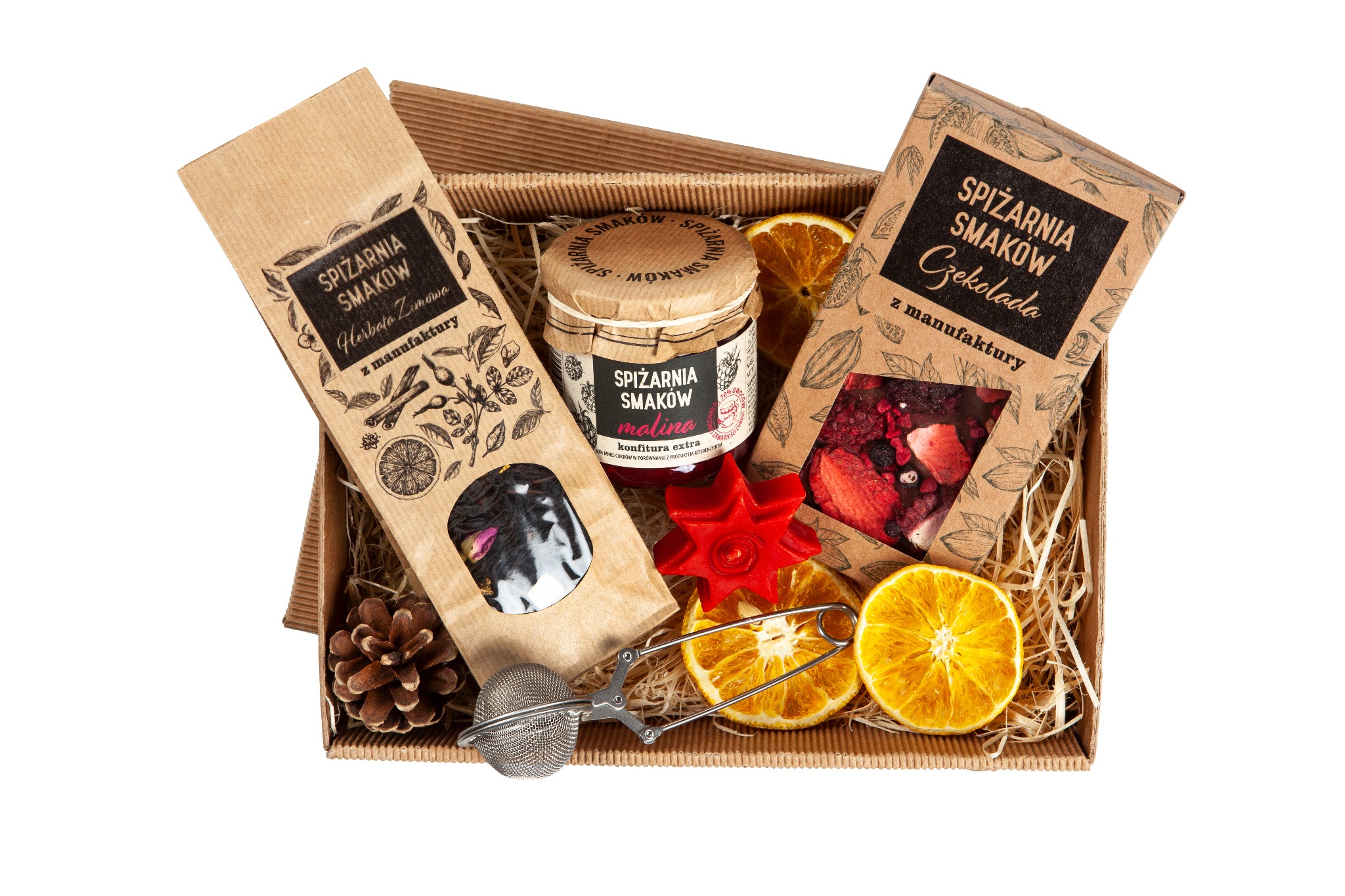 Zestaw prezentowy: herbata zimowa, konfitura malinowa i czekolada z manufaktury, ułożone w tekturowym pudełku z suszonymi pomarańczami, gwiazdką z wosku i zaparzaczem do herbaty.