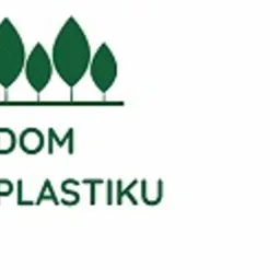 Zielony logotyp z pięcioma stylizowanymi drzewami nad napisem 'DOM BEZ PLASTIKU'.