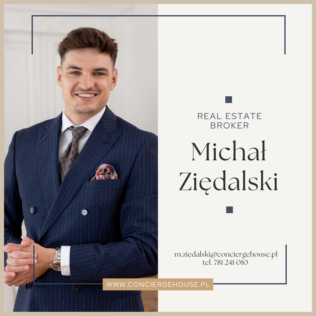 Portret uśmiechniętego agenta nieruchomości, Michał Ziędalski, w dwurzędowym granatowym garniturze w prążki z ozdobną poszetką, prezentowany na grafice z danymi kontaktowymi.
